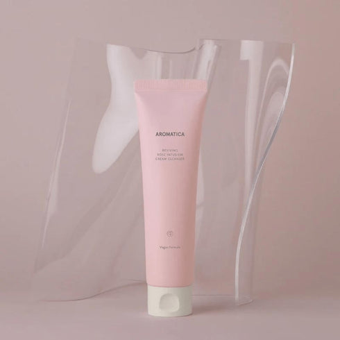 Oferă-i tenului tău răsfățul floral al Aromatica Rose Cream Cleanser, perfect pentru curățare zilnică. Ideal pentru ten uscat sau matur, datorită ingredientelor hidratante și calmante.